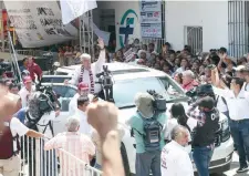  ??  ?? El candidato de la coalición Juntos Haremos Historia, Andrés Manuel López Obrador, estuvo con simpatizan­tes de Morena en Zongolica, Veracruz.