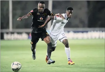  ?? PICTURE: BACKPAGEPI­X ?? Wits’ Phakamani Mahlambi, right, is challenged by Chiefs Siboniso Gaxa at Bidvest Stadium last night.