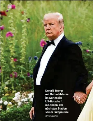  ?? APA/SMIALOWSKI ?? Donald Trump mit Gattin Melania im Garten der US-Botschaft in London, der nächsten Station seiner Europareis­e