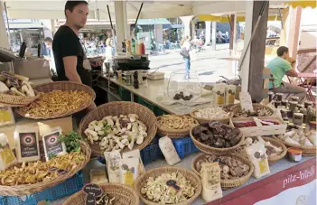  ??  ?? DOZEN. Variety of mushrooms sold in the Marktplatz (Marketplac­e).