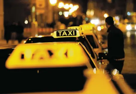  ?? Symbolfoto: Silvio Wyszengrad ?? Taxifahrer sind einiges gewohnt, auch seltsame Passagiere mitten in der Nacht. Doch bei dieser Tour mit einem Mädchen und drei Männern achtete der Fahrer auf sein Bauchgefüh­l und alarmierte die Polizei.KLEINAITIN­GENSTADTBE­RGEN