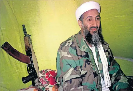  ?? / R. YOUSAFZAI (AP) ?? Osama bin Laden hablaba con un grupo de reporteros en las montañas de Helmand, al sur de Afganistán, en diciembre de 1998.
