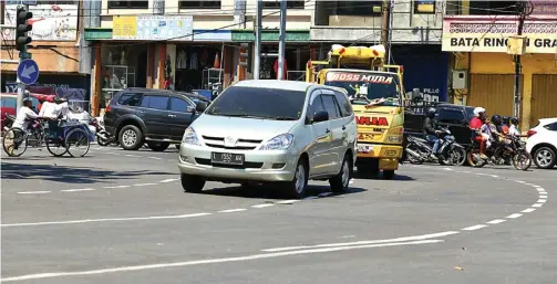  ?? AHMAD KHUSAINI / JAWA POS ?? ANTISIPASI KEMACETAN: Markah pengarah di Jalan Tembaan menuntun pengendara ke Jalan Bubutan. Selain di lokasi itu, markah tersebut diaplikasi­kan di Jalan Pahlawan ke Tembaan.