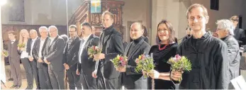  ?? FOTO: WALTER SCHMID ?? Die Solisten mit Blumen (von rechts): Antonius Stockinger, Theresa Gauss, fünf Bläser des Ensembles Pentaton, Marin Hutter, Alfred Hepp, Alisa Heutmann und Dirigent Christian Beemelmans.