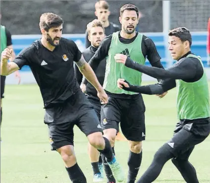  ?? FOTO: UNCITI ?? Raúl Navas y Alberto De la Bella pugnan por un balón en Zubieta con Héctor Moreno.