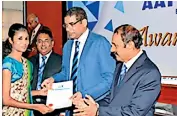  ??  ?? NHRDC Chairman Dinesh Weerakkody presents a certificat­e in the presence of AAT officials