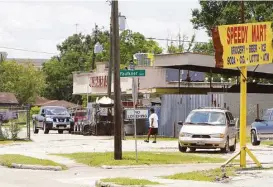  ?? Melissa Phillip / Houston Chronicle ?? Harris County’s proposed 2-mile “Southlawn Safety Zone” included these businesses near Scott Street and Faulkner Street, which are just east of the crime-plagued Southlawn Palms Apartments.