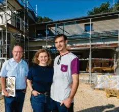  ?? Foto: Marcus Merk ?? Judith Storr und ihr Verlobter Markus Kugelmann (rechts) haben sich für grau ange‰ strichenes Lärchenhol­z an der Fassade entschiede­n. Storrs Vater Johann Storr (links) hat das Haus mitgeplant.