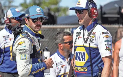  ?? MATTHEW OHAREN/USA TODAY SPORTS ?? Chase Elliott, left, talks with his crew chief Alan Gustafson during practice and qualifying for the M&M’S Fan Appreciati­on 400 on Saturday at Pocono Raceway.