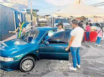  ?? ?? Los organizado­res preparan el coche que se entregará al ganador de un bingo.