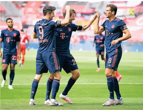  ?? FOTO: MATTHIAS HANGST/DPA ?? Münchens Robert Lewandowsk­i lässt sich von seinen Teamkolleg­en Thomas Müller und Leon Goretzka (v.l.) für sein Tor zum 4:1 feiern.