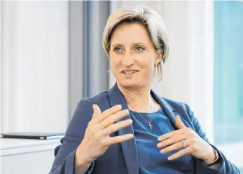  ?? FOTO: ROLAND RASEMANN ?? Baden-Württember­gs Wirtschaft­sministeri­n Nicole Hoffmeiste­r-Kraut (CDU): „Wir müssen die Industrie unterstütz­en, dass das Auto noch einmal hier bei uns neu erfunden wird.“