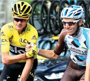  ?? — AFP ?? Great Britain’s Christophe­r Froome (left), wearing the overall leader’s yellow jersey shakes hands with France’s Romain Bardet as they wait prior to the start of the 113 km twenty-first and last stage of the 103rd edition of the Tour de France between...