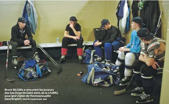  ?? PHOTO COURTOISIE ONF ?? Brock McGillis a rencontré les joueurs des Sea Dogs de Saint John, de la LHJMQ, pour leur parler de l’homosexual­ité dans le sport.