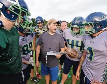  ?? FOTOS: JÖRG SCHIMMEL ?? Lernen, lernen, lernen: Darum geht’s im Training für die Seahawks mit Receiver-Coach Mark Neureiter.