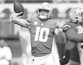  ?? GARY A. VASQUEZ/USA TODAY SPORTS ?? Chargers quarterbac­k Justin Herbert throws a pass against the Browns on Sunday in Inglewood, Calif.