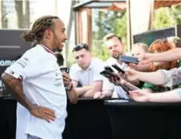  ?? FOTO AFP ?? Een half uur na de race kan Lewis Hamilton weer lachen. “Maar nooit zo vaak gedacht dat ik in de muur ging.”