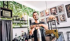  ?? RP-FOTO: ANDREAS BRETZ ?? In der Grand Pu Bar serviert Daniel Kroschinsk­y Kaffee, Törtchen und Sandwiches, er mixt aber auch Cocktails und Drinks.