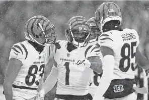  ?? KAREEM ELGAZZAR/ THE CINCINNATI ENQUIRER ?? Bengals receiver Ja’Marr Chase ( 1) is congratula­ted by teammates after a TD catch in the first quarter against the Bills.