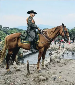  ??  ?? Un policía colombiano monta guardia en Cucuta, frontera con Venezuela