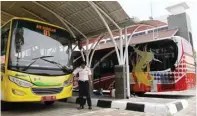  ?? ROBERTUS RISKY/JAWA POS ?? PERKEMBANG­AN BULAK: Petugas Dishub Surabaya mengecek bus sekolah di Terminal Kedung Cowek kemarin.