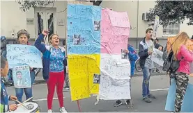  ?? LA GACETA ?? Protesta. Familiares del chico marcharon ayer en Tucumán.