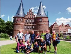  ?? Foto: Jürgen Johne ?? Die Radgruppe des Landsberge­r ADFC vor dem Lübecker Holstentor. Die Tour führte vom Nord Ostsee Kanal in die alte Hansestadt.