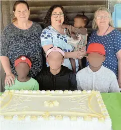  ?? Picture: TK MTIKI ?? BIRTHDAY CAKE: (Children’s faces blurred to protect their identity). Jehovah Jireh Children’s home in Alexandria celebrated the birthday of five of the children in their care with a cake donated by Port Alfred Pick n Pay owner Lucinda Van Jaarsveld, centre. With her are, from left, Vicky Kieser and Sylvia Roux