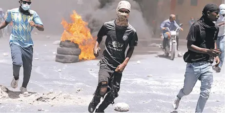  ?? AFP / ?? Ayer se registraro­n tiroteos en toda la capital haitiana y una comisaría de policía fue asaltada por las bandas.