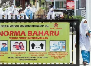  ??  ?? Cause for concern: Students leaving after classes at a school in Port Klang. A majority of PTAs in Klang want the authoritie­s to shut down schools until further notice.