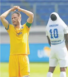  ?? FOTO: THIENEL/IMAGO ?? Gerrit Nauber (links) und Stürmer Kingsley Onuegbu – im Spiel des MSV gegen die Sportfreun­de Lotte.