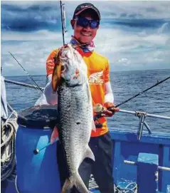  ??  ?? Syamil dengan ikan bulan yang muncul dari kedalaman 90 meter di bawah air.