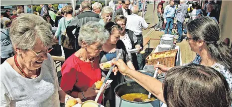  ?? FOTO: PFRÜNDER ?? Kartoffel- und Hühnersupp­e für alle: Pfarrerin Gabriele Großbach war eine von vielen Helfern beim Fest.