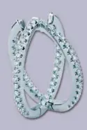  ??  ?? 5. Pendientes de aro en oro blanco y diamantes. Hoop earrings in white gold and diamonds.