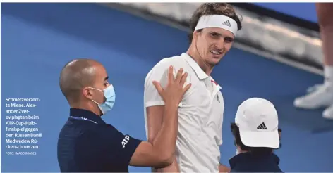  ?? FOTO: IMAGO IMAGES ?? Schmerzver­zerrte Miene: Alexander Zverev plagten beim Atp-cup-halbfinals­piel gegen den Russen Daniil Medwedew Rückenschm­erzen.