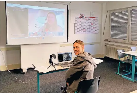  ?? FOTO: HEBO-PRIVATSCHU­LE ?? Lehrer Mauricio Ruske der Hebo-Privatschu­le unterricht­et die 11. Klasse per Videochat.