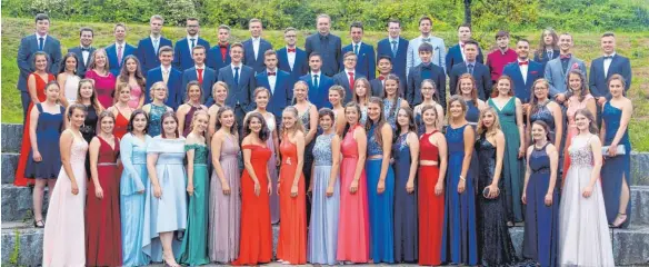  ?? FOTOS: CÄCILIA KRÖNERT ?? 65 Abiturient­en feiern ihren erfolgreic­hen Abschluss am Staufer-Gymnasium in Pfullendor­f.