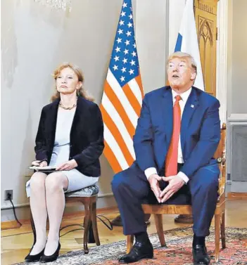  ??  ?? ► La intérprete Marina Gross y el Presidente de EE.UU., Donald Trump, el lunes en Helsinki, Finlandia.