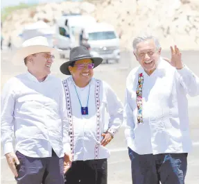  ?? ?? l El presidente Andrés Manuel López Obrador, el gobernador Alfonso Durazo y el director del Instituto Nacional de los Pueblos Indígenas, Adelfo Regino, sonríen durante un encuentro con los yaquis.