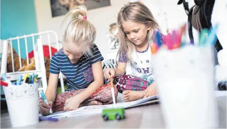  ?? FOTO: DPA ?? Marlene (links) und Florentine (rechts) teilen sich ein Zimmer. Der Vorteil ist, es ist immer jemand zum Spielen da.