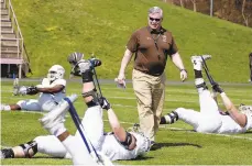  ?? JANE THERESE/SPECIAL TO THE MORNING CALL ?? First-year head coach Tom Gilmore and Lehigh are still looking for their first win after a 41-13 loss to UC Davis on Saturday night. The Mountain Hawks return to action Sept. 28 against Merrimack at Goodman Stadium.