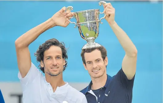  ?? AFP ?? Dúo. Feliciano López y Andy Murray celebran con el trofeo del dobles en el torneo de Queen’s. El español también ganó en singles.