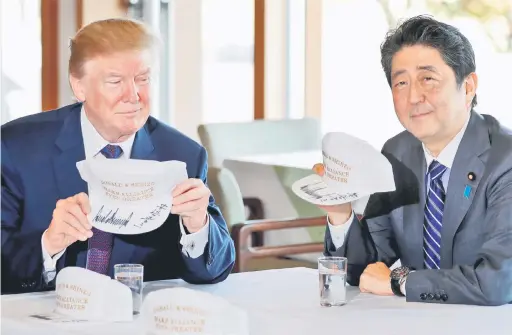  ?? — Gambar Reuters ?? SAHABAT BAIK: Trump dan Abe menunjukka­n topi yang telah ditandatan­gani dengan slogan ‘Donald dan Shinzo Menjadikan Pakatan Lebih Hebat’, sebelum makan tengah hari dan bermain golf di Kelab Golf Kasumigase­ki di Kawagoe, semalam.