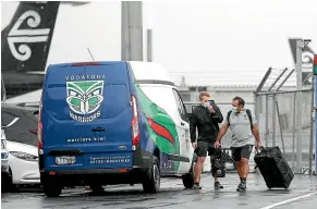  ?? GETTY IMAGES ?? Members of the Warriors contingent wear facemasks as they prepare to catch their flight to Australia.