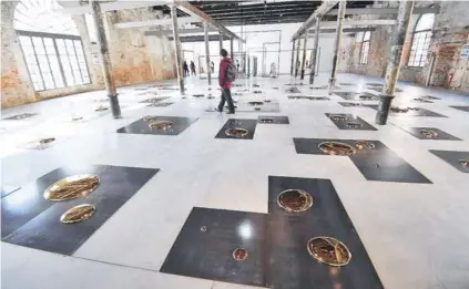  ?? FOTO: AFP ?? ►► Espejos y gotas de porcelana en el suelo, instalació­n del chino Liu Jianhua.