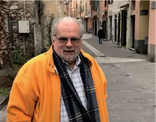  ??  ?? Com’è oggi Giampaolo Stimamigli­o, 67 anni, fotografat­o lungo la strada principale del paesino della Liguria dove si è trasferito da qualche tempo