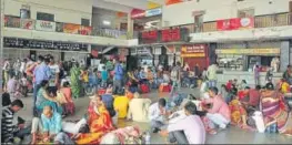  ?? HTPHOTOS ?? The Mughalsara­i railway station and the passengers there.