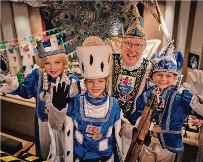  ?? FOTO:RALFMATZER­ATH ?? Närrisches Team regiert Leichlinge­n: Prinz Michael III. mit dem Kinderdrei­gestirn – Jungfrau Larissa, Bauer Anselm und Prinz Mick (von links).