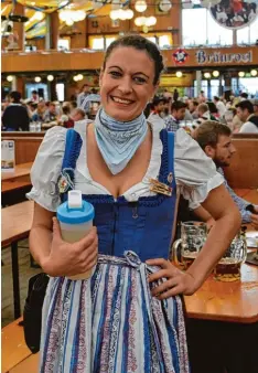  ?? Fotos: Ida König ?? Heiße Zitrone mit Ingwer statt Bier: Die Augsburger Wiesn Bedienung Vanessa Hei land weiß, wie sie fit bleibt.