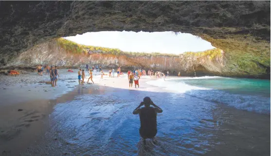  ?? JESÚS QUINTANAR ?? Playa del Amor, ubicada en el Parque Nacional Islas Marietas, en Nayarit.